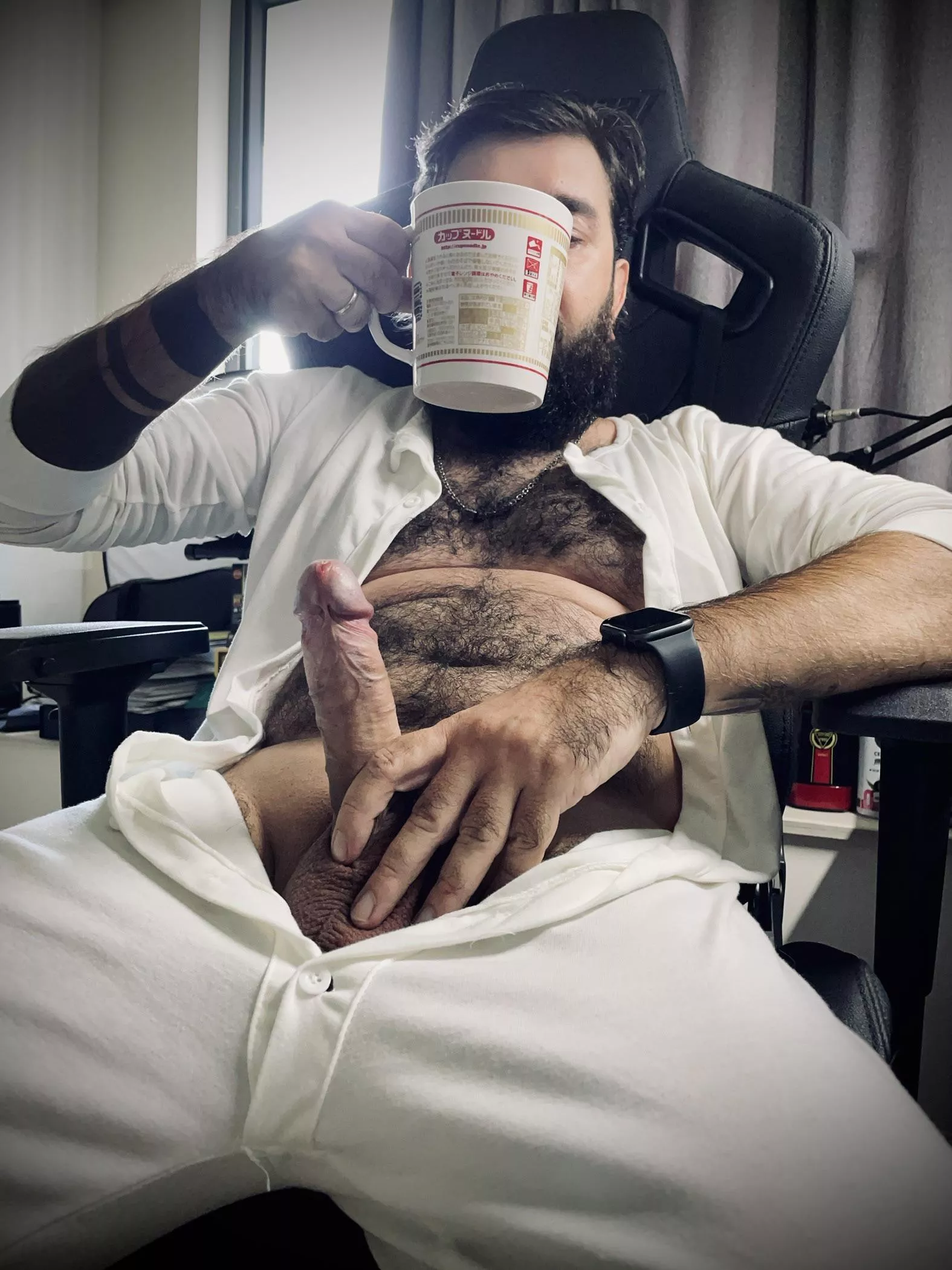 My Sunday starts with a coffee (just like any other day). Hope your weekend is going well☕️👍🥸