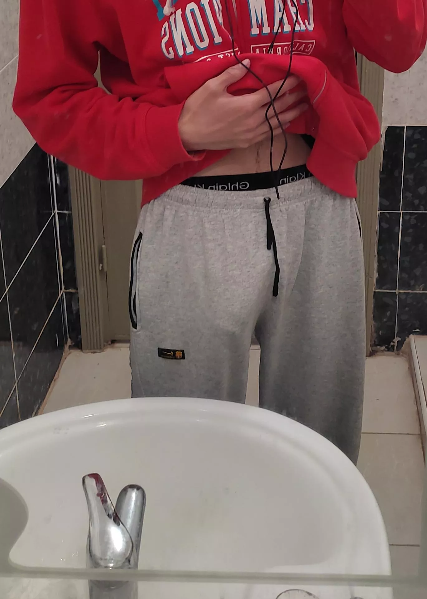 my sweatpants is thicc yet u can still see my dick print