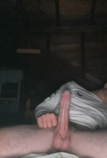 My throbbing cock needs someone to sit on it๐ซ
