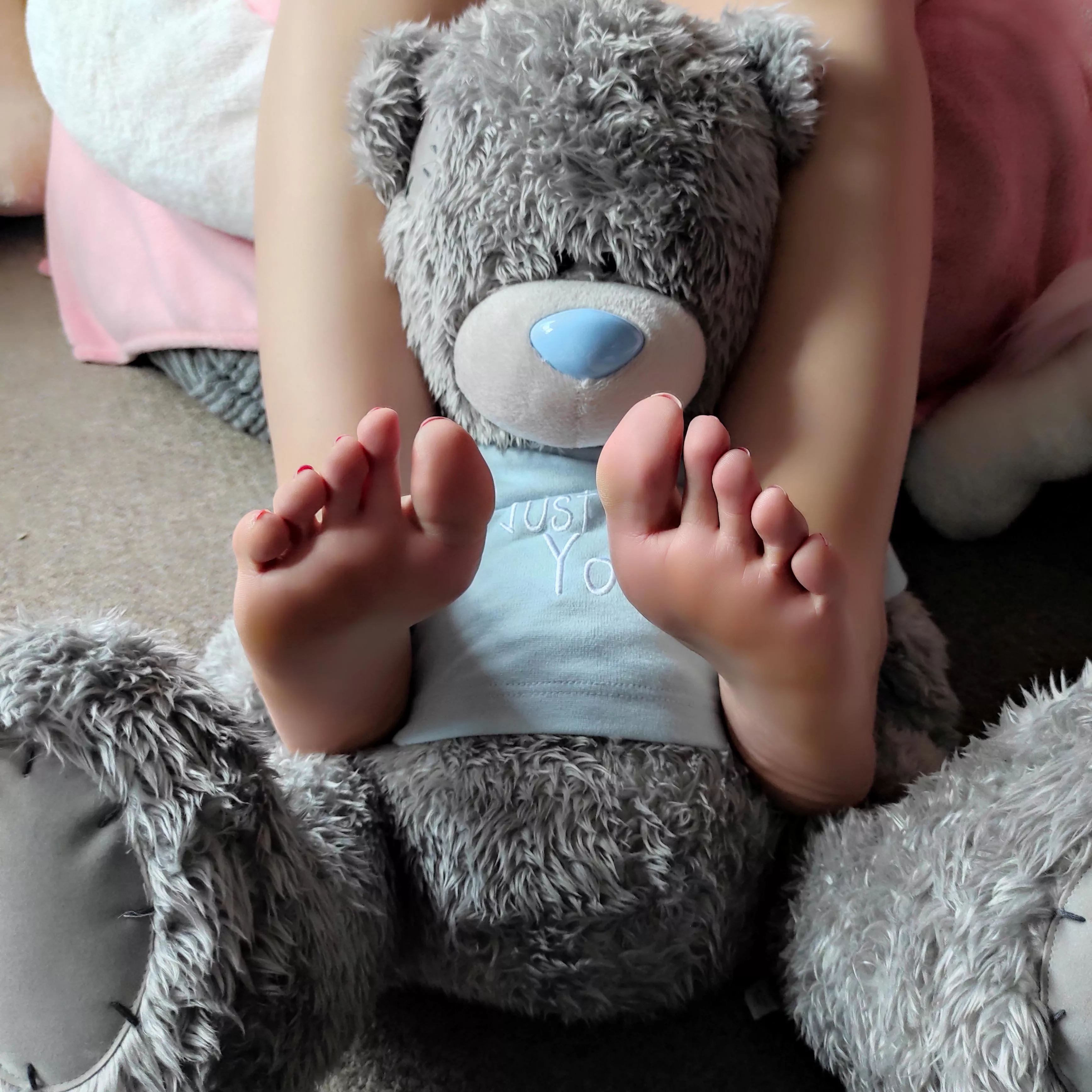 My toes are waiting to be massaged and sucked. Sorine Rose. Comments and DMs are welcome. My toes are waiting to be massaged and sucked. Sorine Rose. Comments and DMs are welcome.