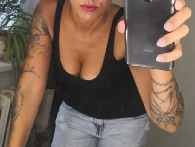 My tongue is literally designed to lick the leftovers off your cock🍆👅👅 Link in comments👇