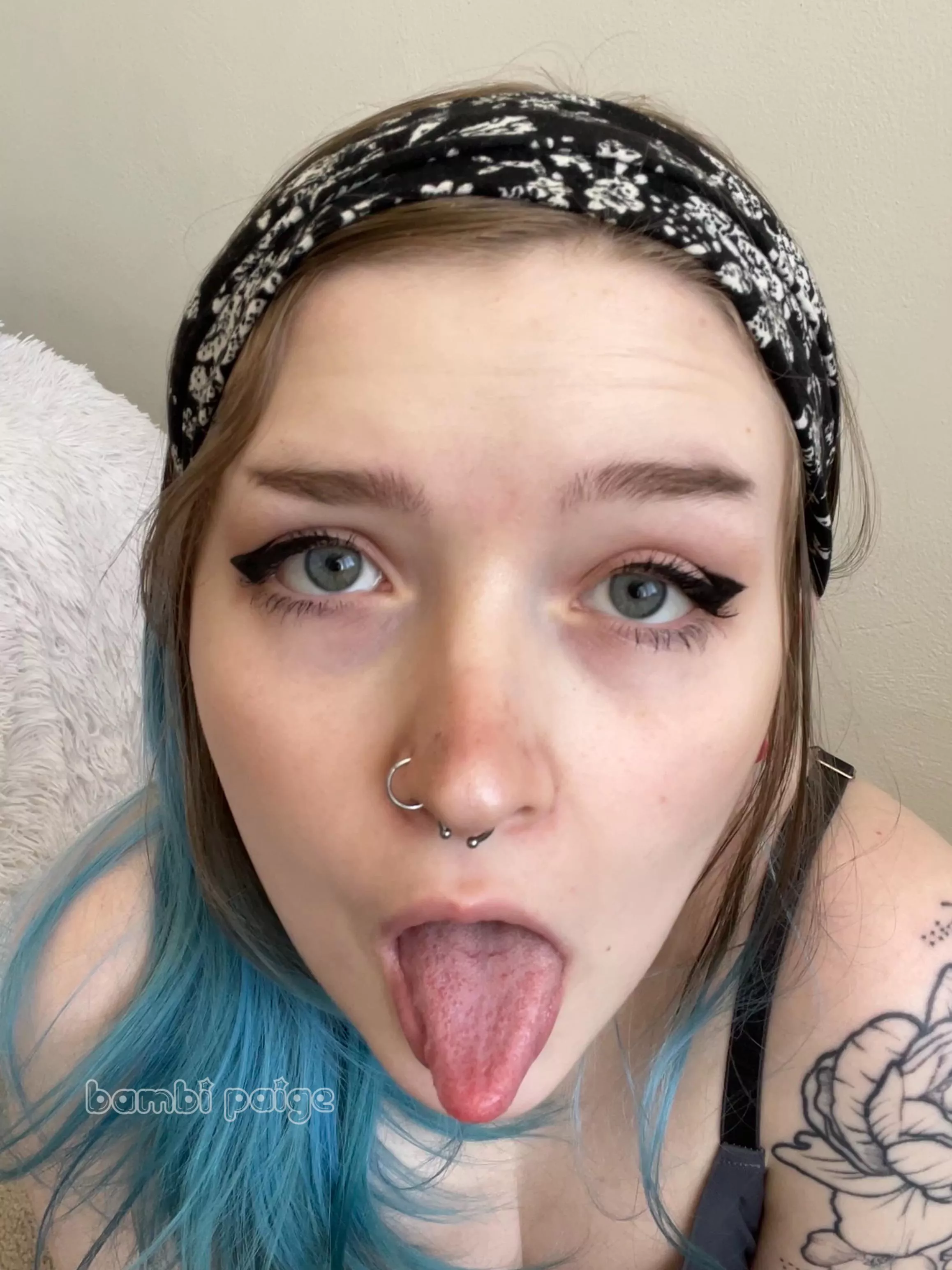 my tongues out, and I’m on my knees for you ♡