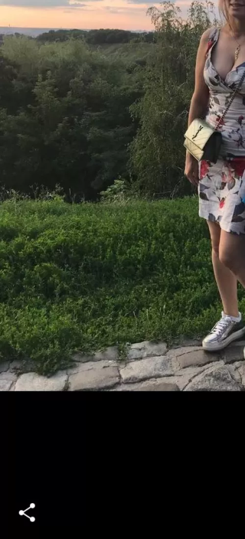 My wife dress on her last trip to Europe. She is an Arab 33. Today traveling again. I think she will find someone to enjoy with