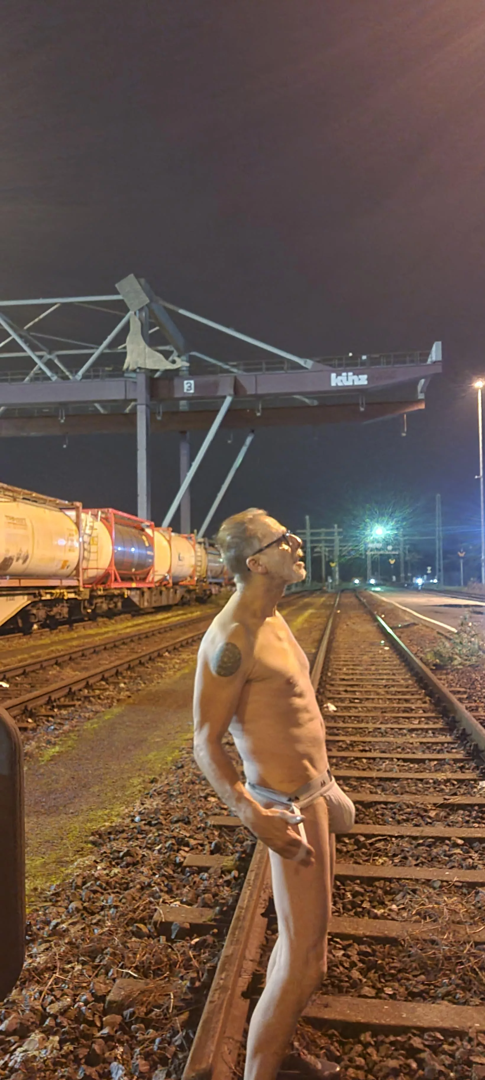 nackt im Industriegebiet nackt im Industriegebiet
