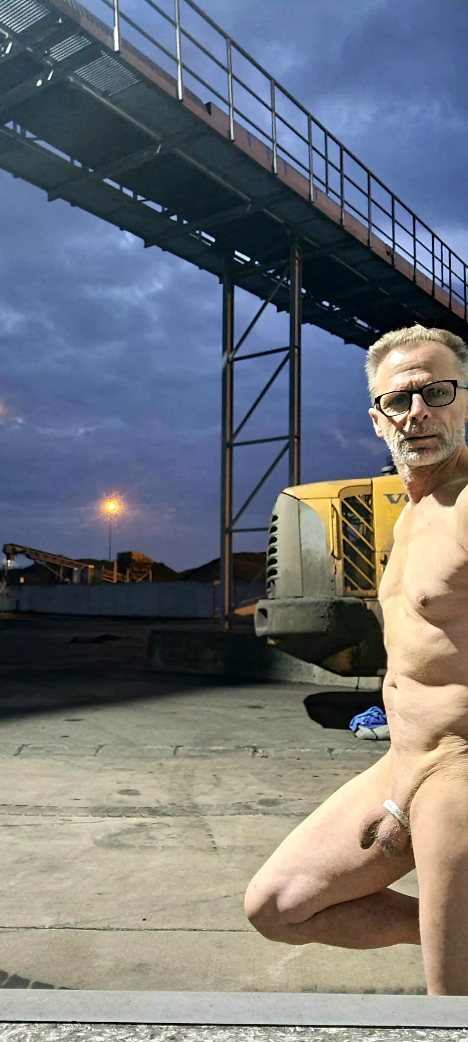 Nackt nachts am Arbeitsplatz Nackt nachts am Arbeitsplatz