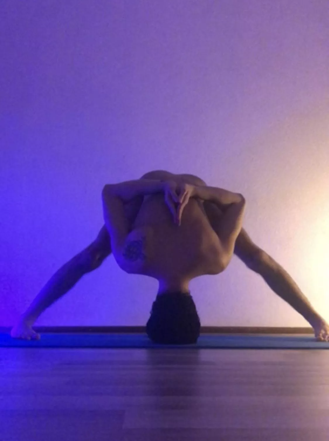 Naked yoga always got me feeling so relaxed 🧘🏽♂️ 😌 (m) Naked yoga always got me feeling so relaxed 🧘🏽♂️ 😌 (m)
