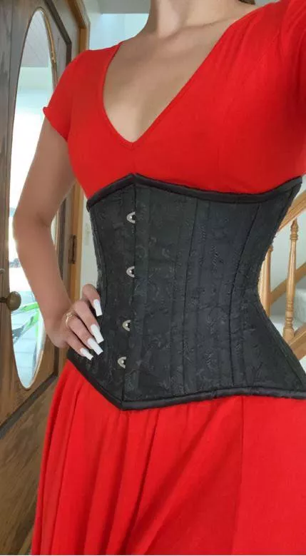 Natural nails & a corset! I’m obsessed. Natural nails & a corset! I’m obsessed.