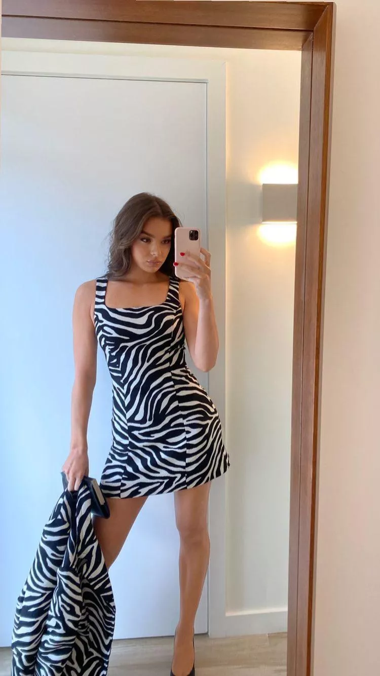 Need a bud to make me blow my load for the super hot Hailee Steinfeld Need a bud to make me blow my load for the super hot Hailee Steinfeld