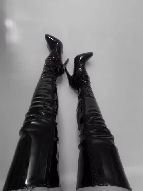Need a good sub to lick my boots clean before I stomp his balls.
