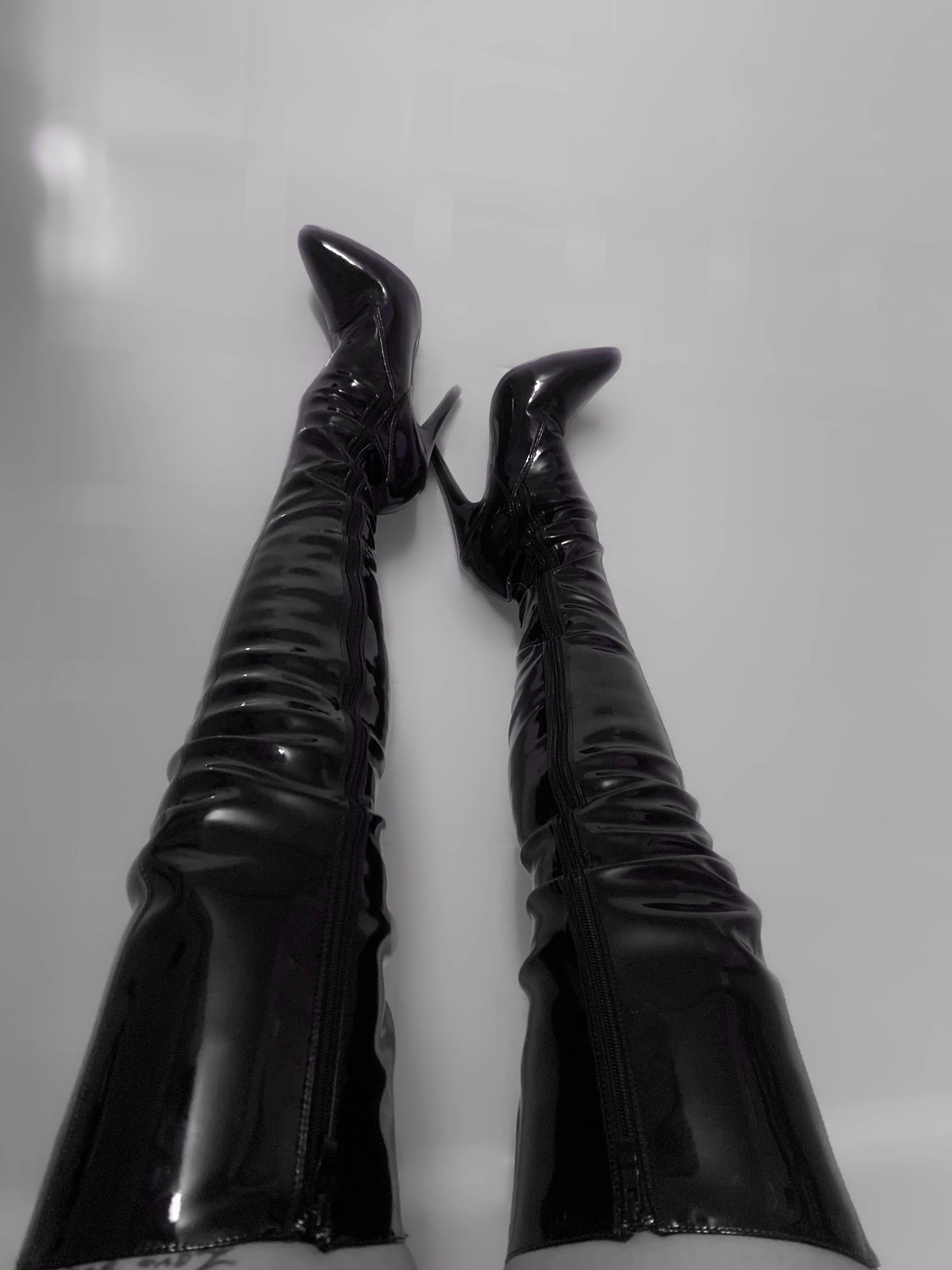 Need a good sub to lick my boots clean before I stomp his balls.