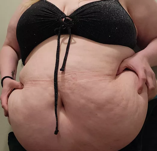 Need more hands to handle this belly 😏 Need more hands to handle this belly 😏
