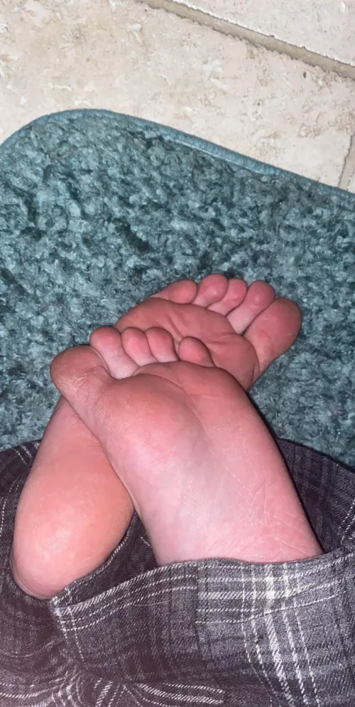 Need my soles to be owned by a daddy, love being humiliated and my soles worshipped🥰 DM for more