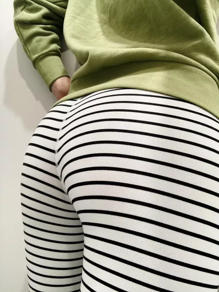 Need some fashion advice: does my butt make these stripes look big? 🤍🖤🤍🖤 Need some fashion advice: does my butt make these stripes look big? 🤍🖤🤍🖤