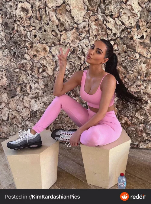 need someone to rp as kim kardashian she’s so perfect