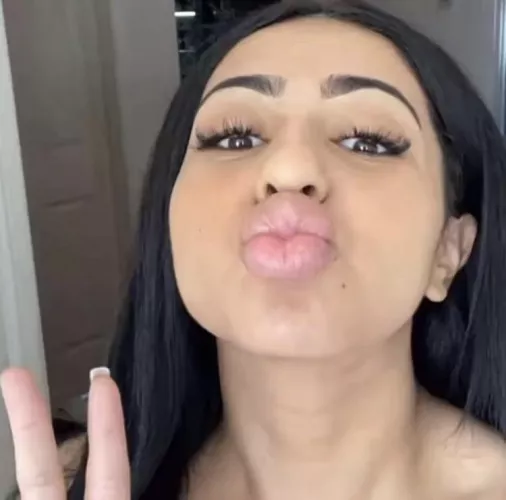 Need to cover her lips 💦💦