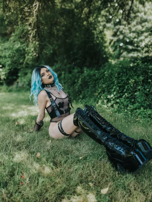 needing assistance from a kinky goth slut? I'm here daddyπ !ink below, let's have a good time.