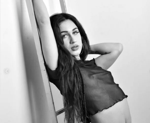 Needs a person to hang me tight 💦❤️