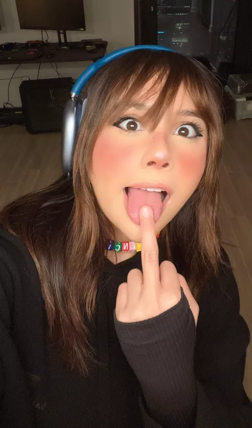 Neekolul needs to have her face covered in cum