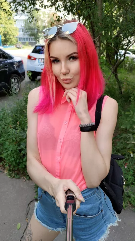 Neon hair and neon blouse, neon life! Neon hair and neon blouse, neon life!