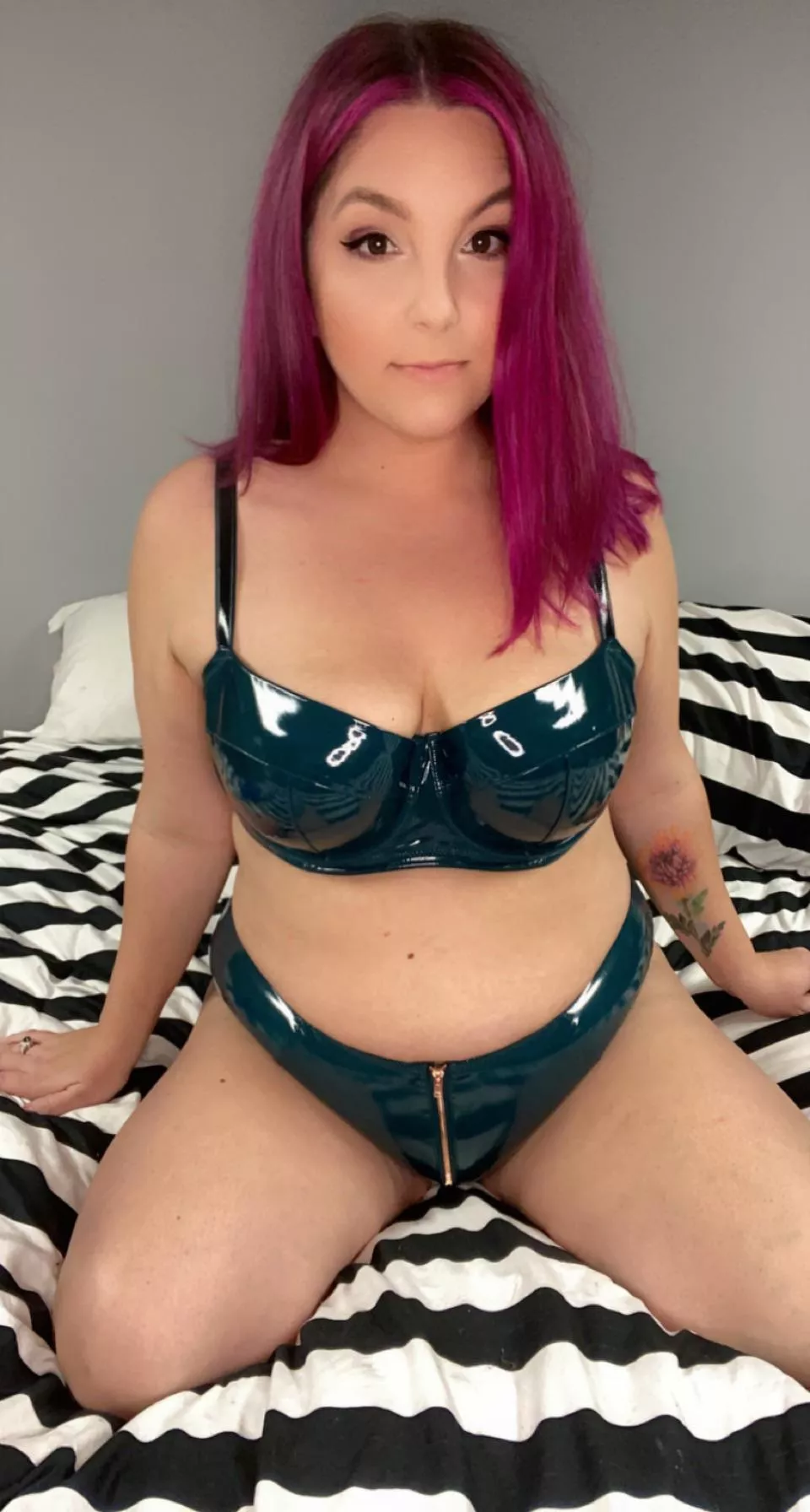 Neon purple hair and latex 😈 Neon purple hair and latex 😈