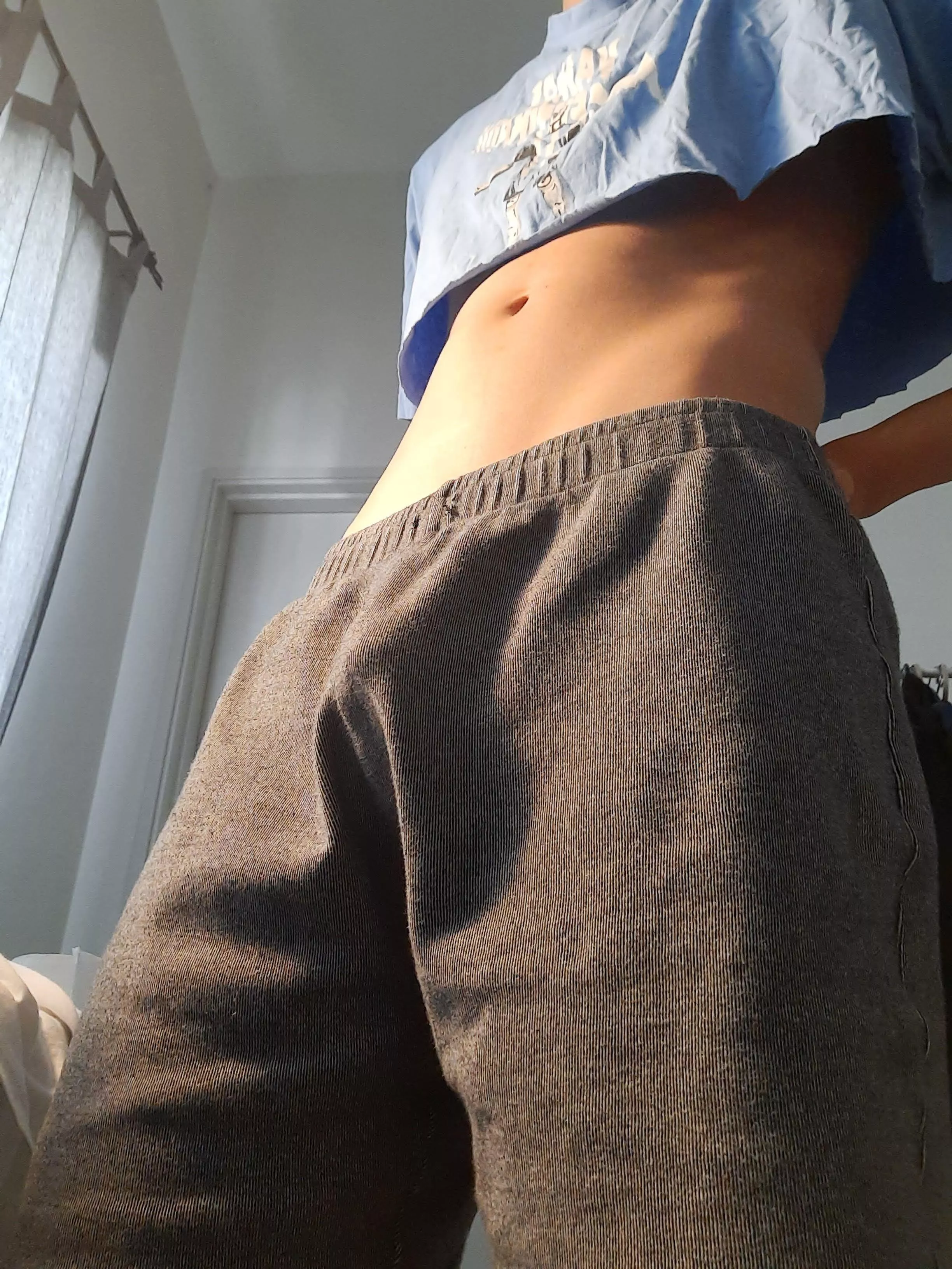 New crop top! What do yall think? Been working on my abs too 😌