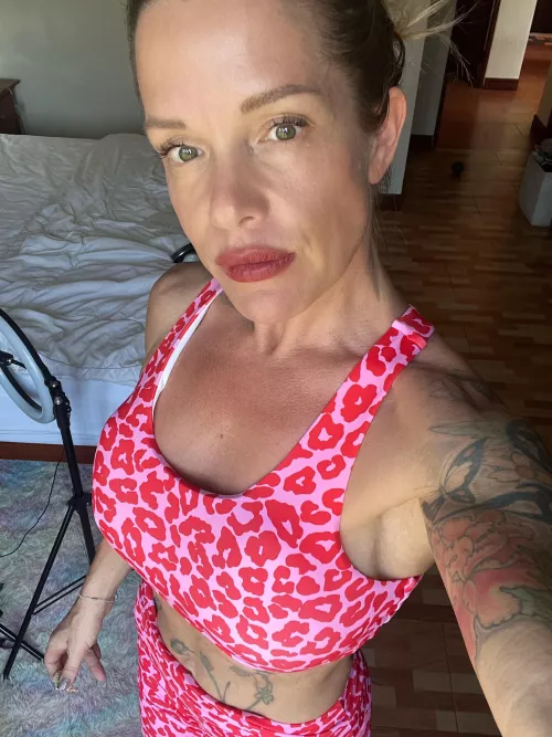 New gym outfit. Who wants to spot my on my squats ? (F46) New gym outfit. Who wants to spot my on my squats ? (F46)