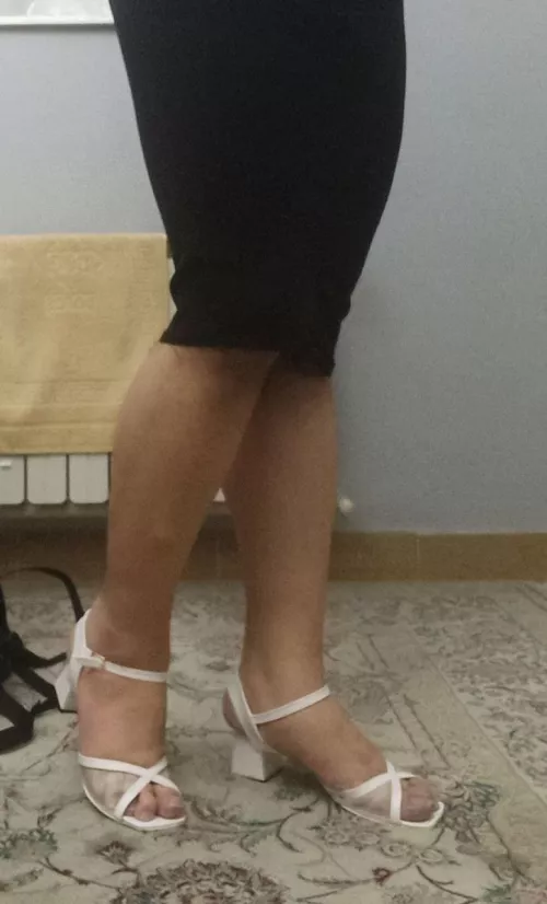 New heels, new skirt, just felt cute 🥰