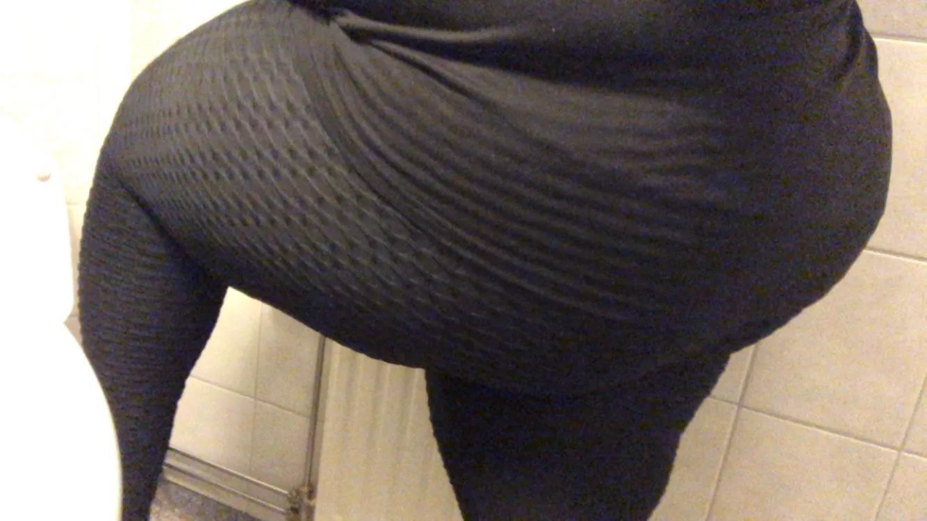 New leggings does it make my ass look sexy? 😘