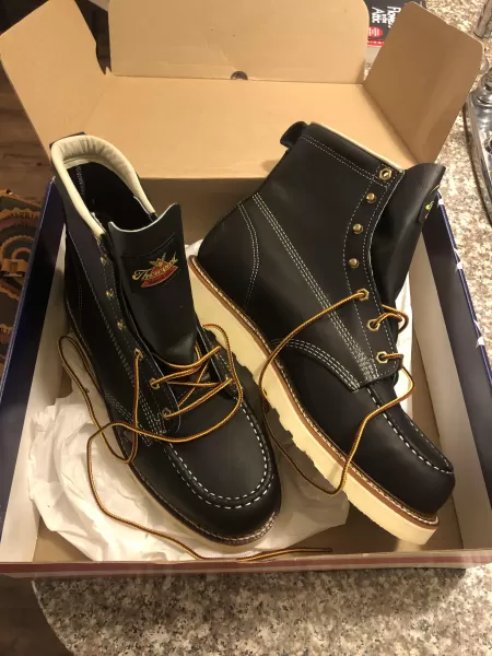 New pair of Thorogood’s. Really digging the black leather, looks so clean. New pair of Thorogood’s. Really digging the black leather, looks so clean.