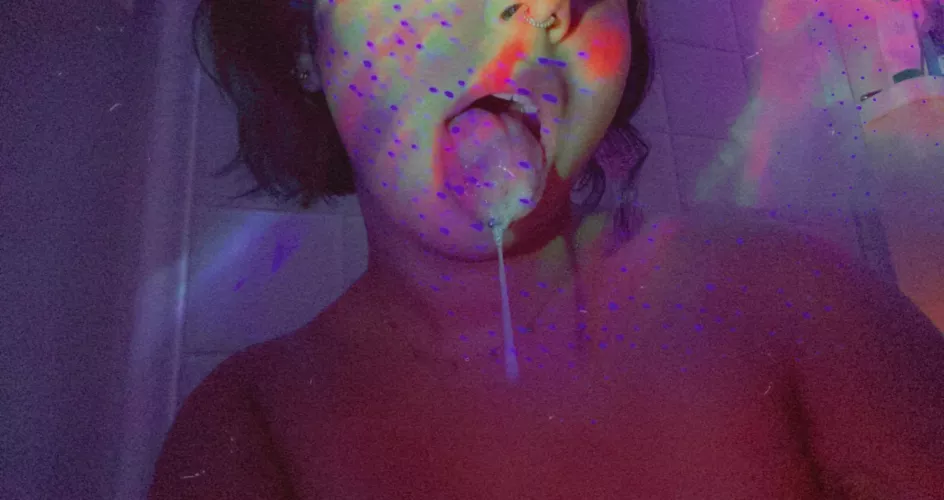 New to kink/fetish ✨ I think I’ve mastered the perfect drool shot. Instagram @desi.daydream