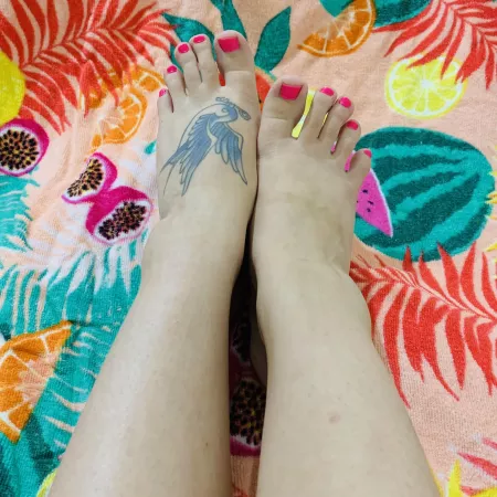 Newly painted neon pink toes π
π»π Newly painted neon pink toes π
π»π