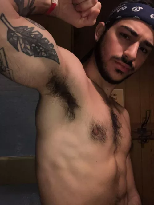 Nice hairy pits!!! π
