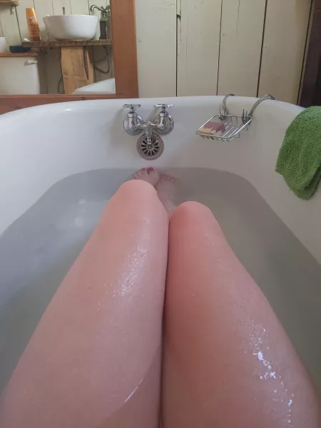 Nice hot bath in an old antique tub :) are you a fan of long legs? Nice hot bath in an old antique tub :) are you a fan of long legs?