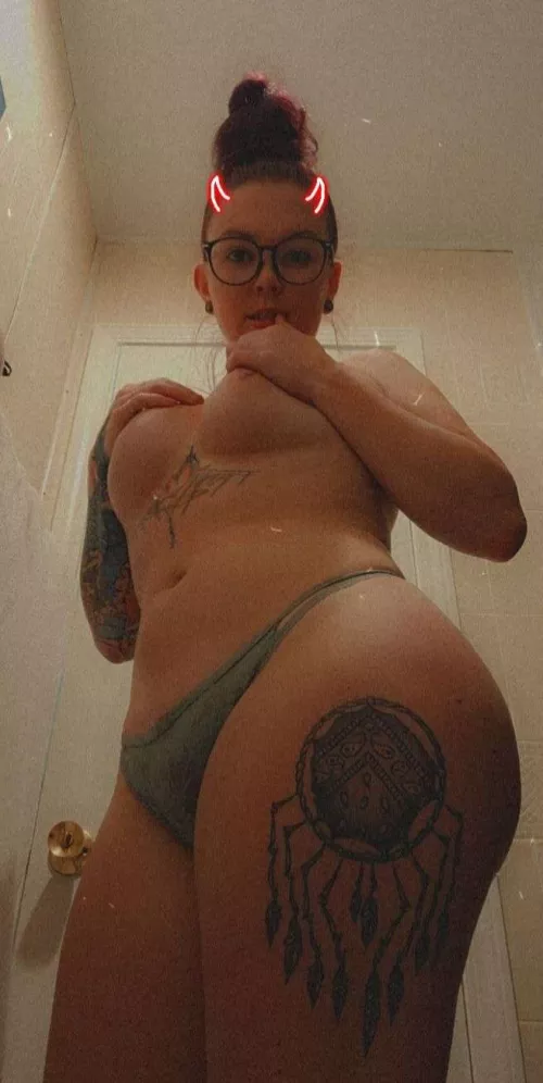 Nice juicy ass π big yummy tits π pass or smash guys?π