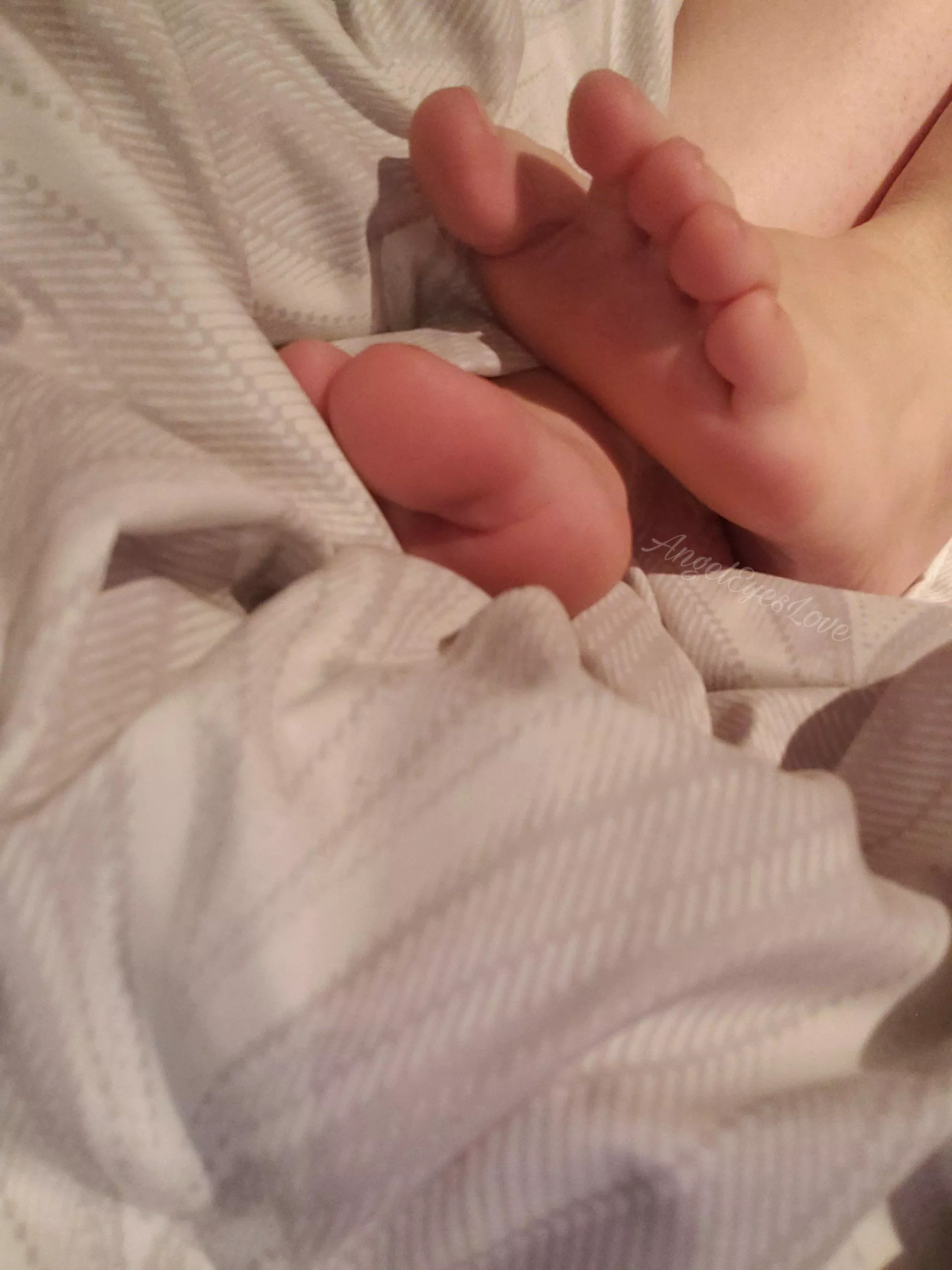 Nice smooth feet keeping warm in bed. 👣
