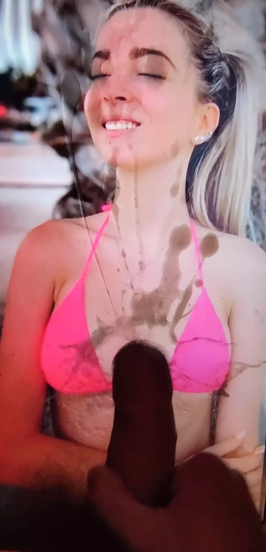 Nice splash between her tits Nice splash between her tits