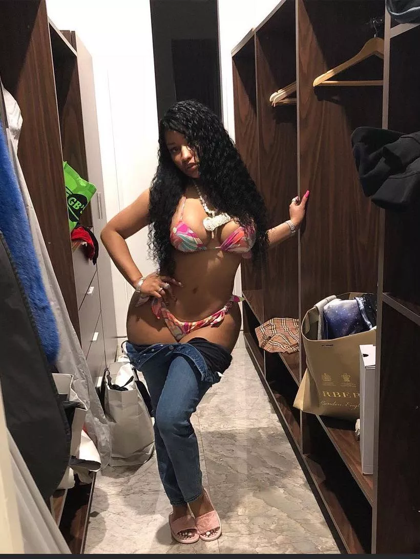 Nicki busting out her jeans 😅
