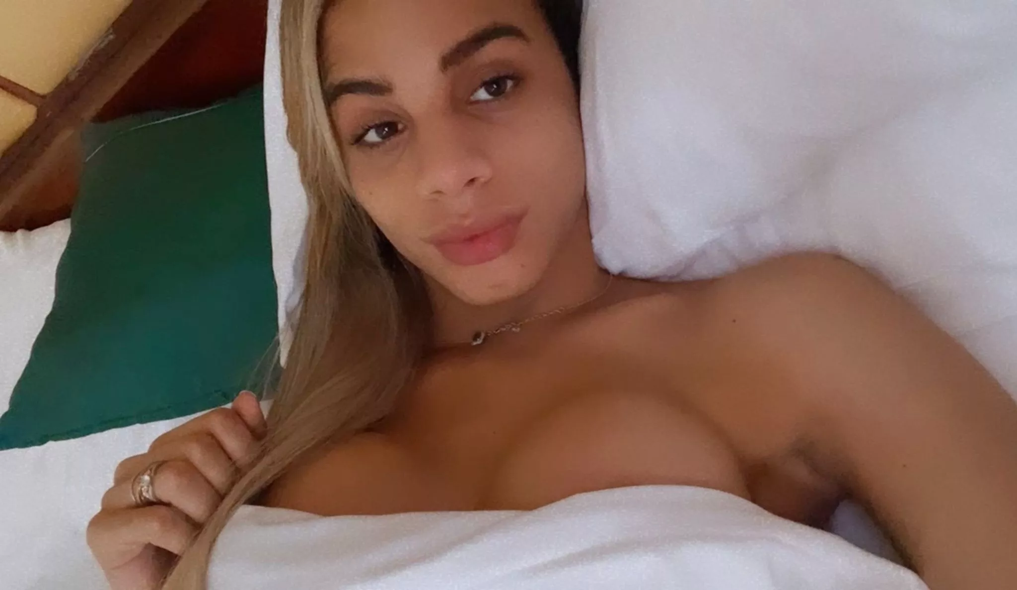 Night thoughts !!!? ?My bed would look better with you next to me?and it's getting cold already, btw I'm totally naked down here.??