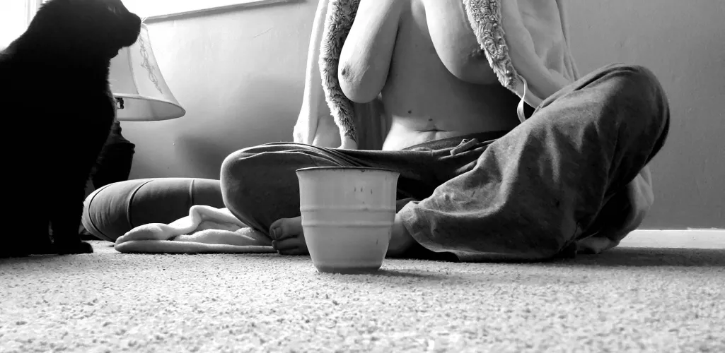 Night time coffee and conversation with the cat. 🖤☕