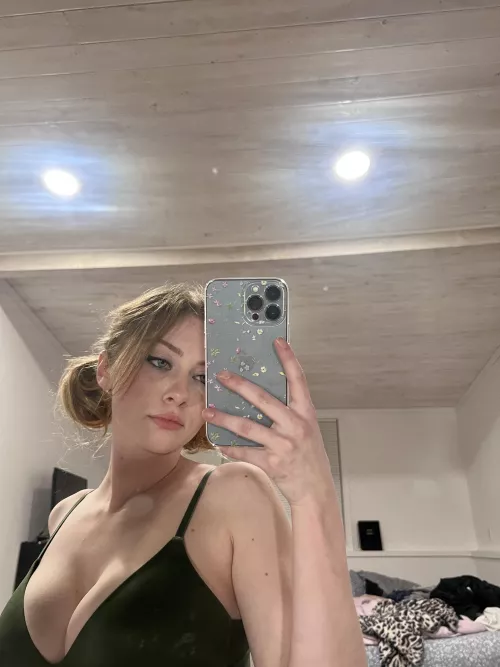 Nighty night to my r/cleavage late night lurkers 💋💋🥰