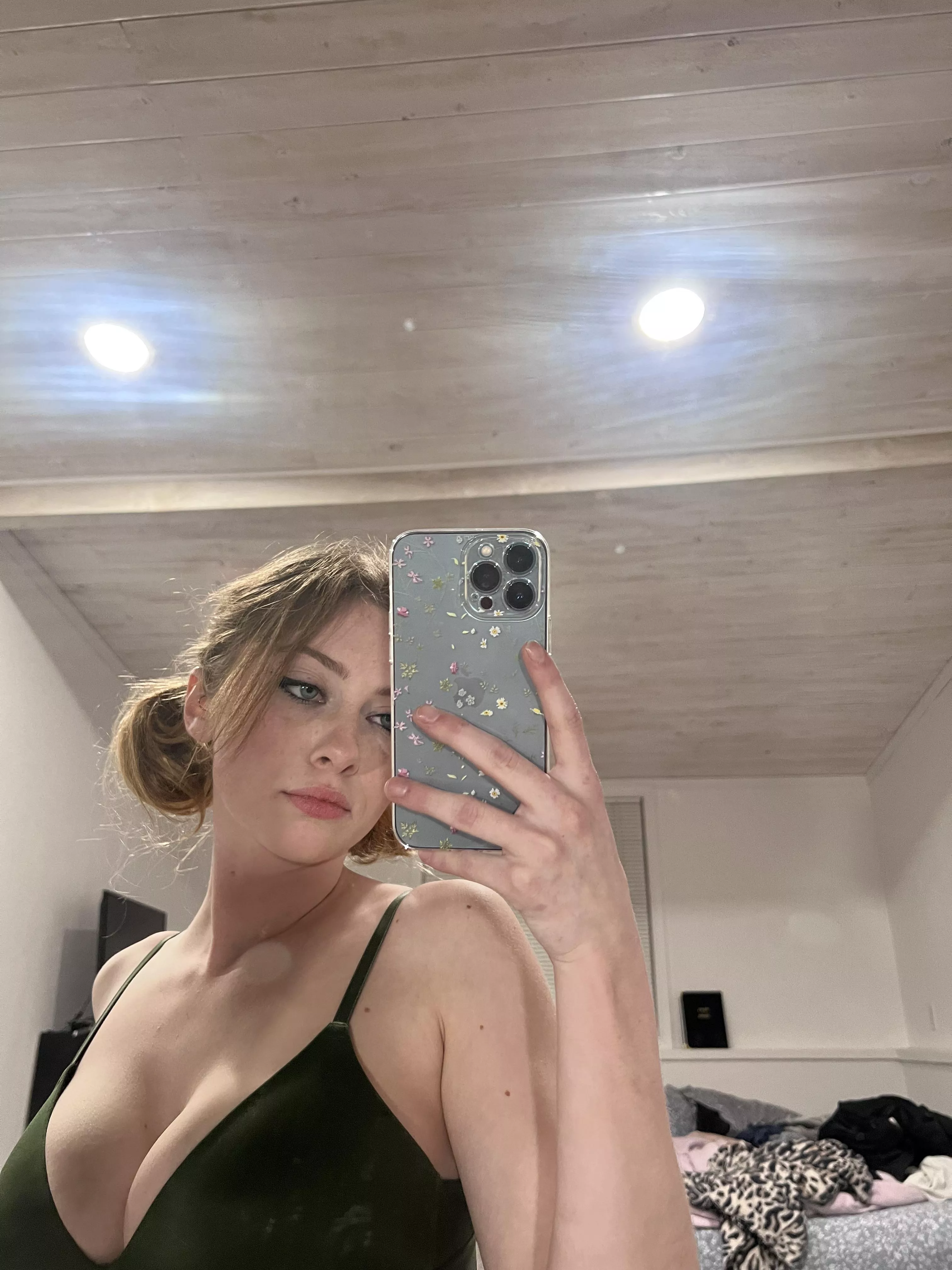 Nighty night to my r/cleavage late night lurkers 💋💋🥰