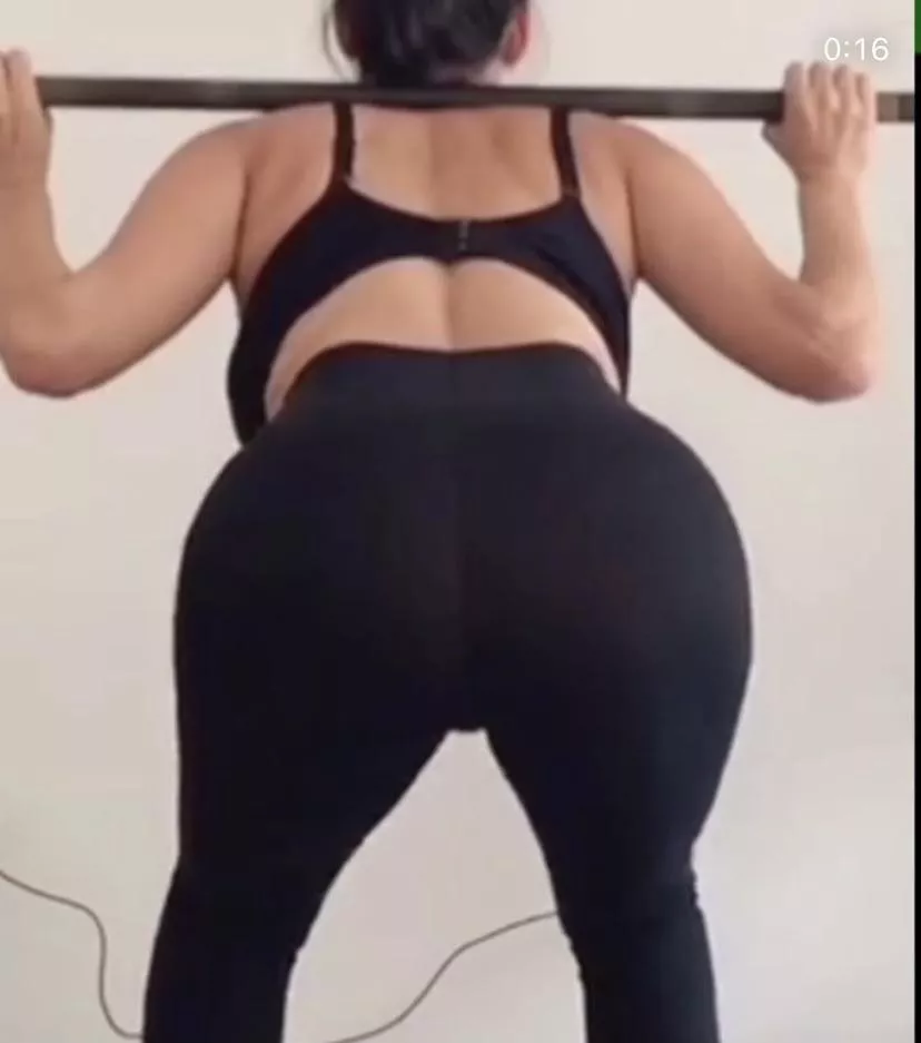 Nikki Bella Arching her Back Showing us her MILF Ass🍑🤤 Nikki Bella Arching her Back Showing us her MILF Ass🍑🤤