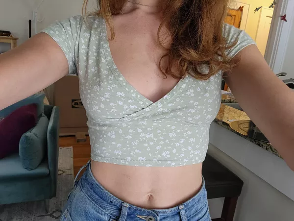 No bra, no problem ๐
