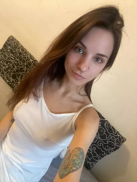 No bra + white dress = winning combo? π€