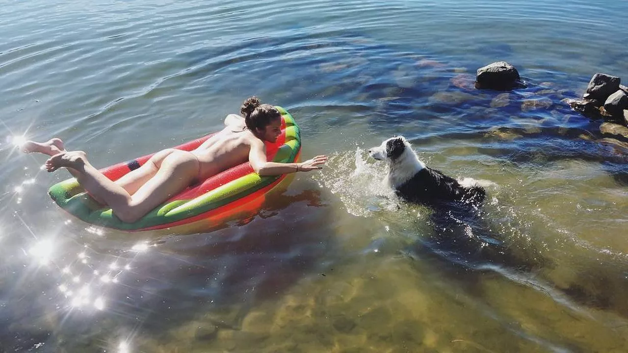 No, don't splash me! No, don't splash me!