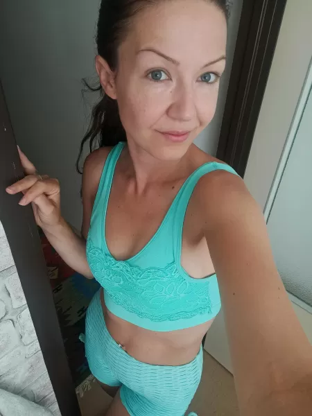 No make up and tired looking mom. Would you still invite me for a coffee? 35yo No make up and tired looking mom. Would you still invite me for a coffee? 35yo