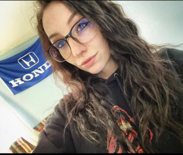 No makeup just glasses 🤓