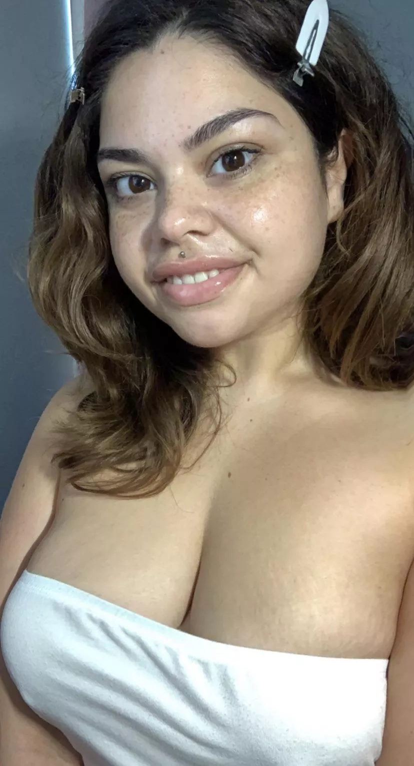 No makeup ✅ no bra ✅ No makeup ✅ no bra ✅
