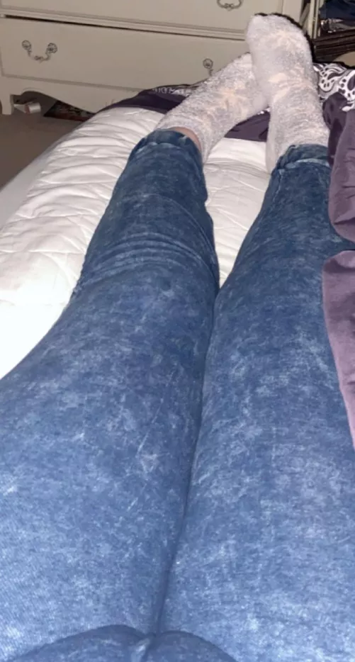 Not even my pants can hide how phat my pussy is, what do you think??