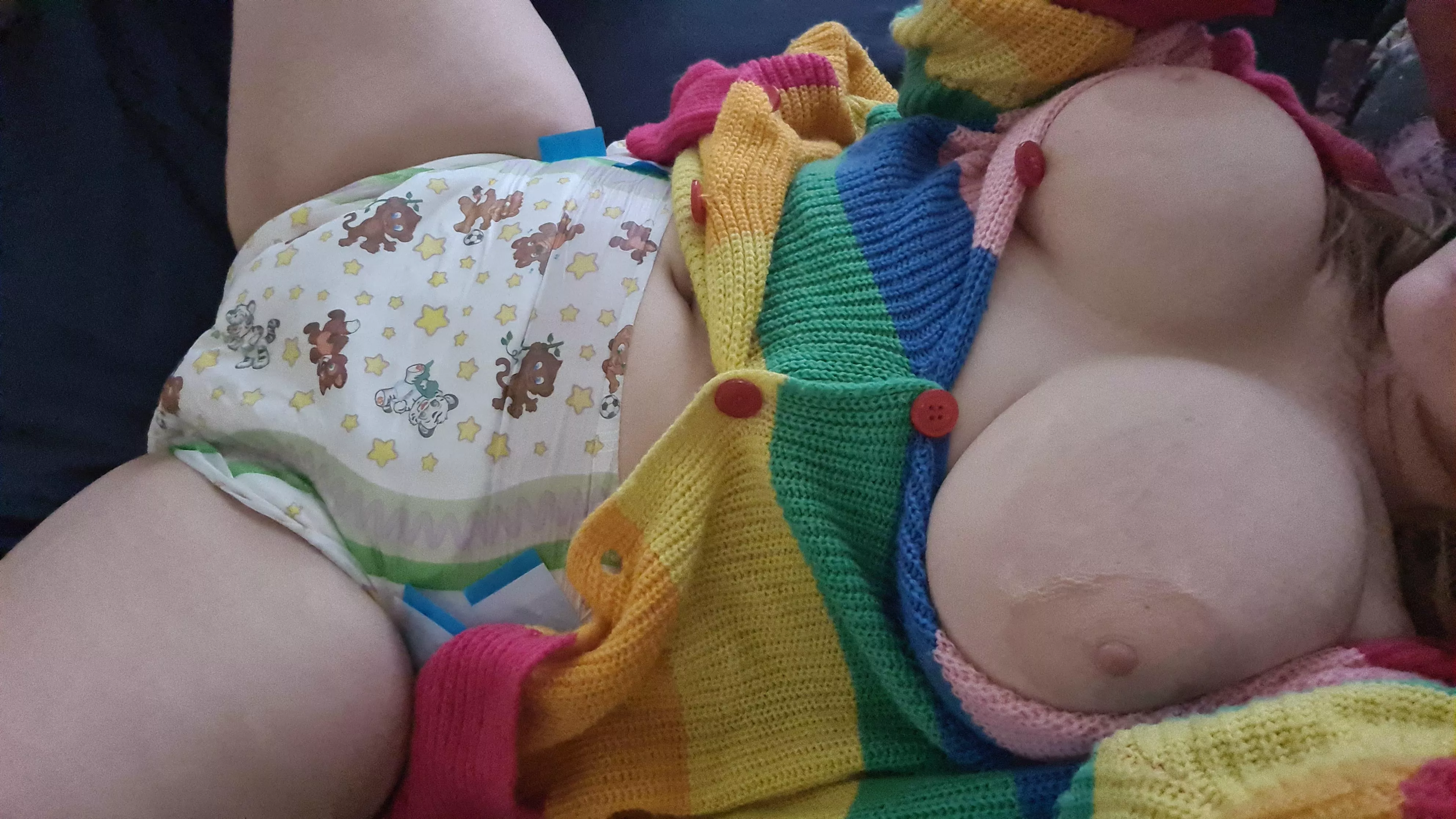 Not had the best morning, but now I'm perfectly padded 💖 Play time?